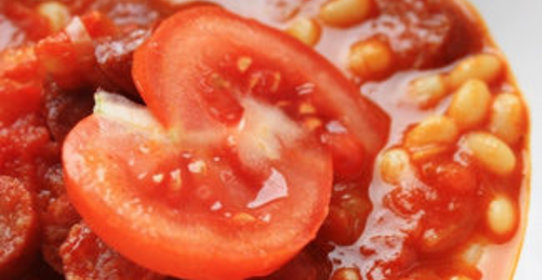 Томатная похлебка с фасолью и охотничьими колбасками