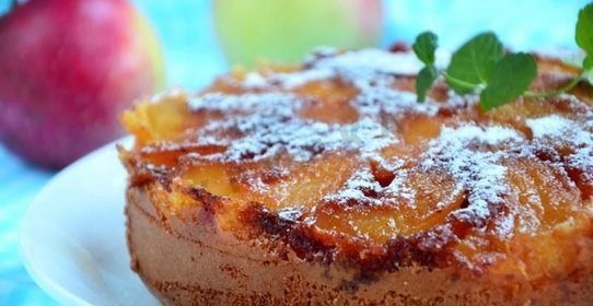 Шарлотка с карамелью