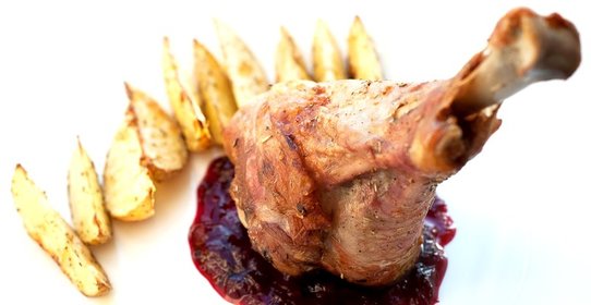 Индюшачья голень с печеной картошкой и клюквенным соусом