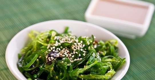 Простой салат из морской капусты