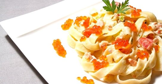 Паста с красной рыбой и красной икрой