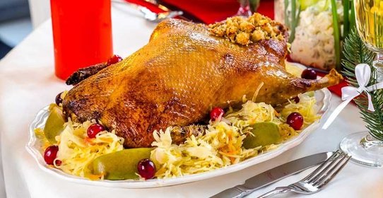 Утка с квашеной капустой и яблоками