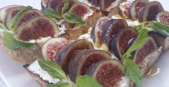 Тосты с мятным сливочным сыром и инжиром