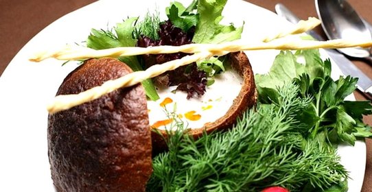 Холодный суп из редиса в черном хлебе