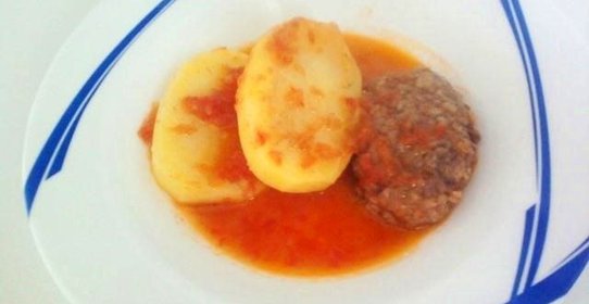Котлеты с картошкой в томатном соусе