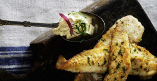 Рыба со свекольным салатом и творожным соусом