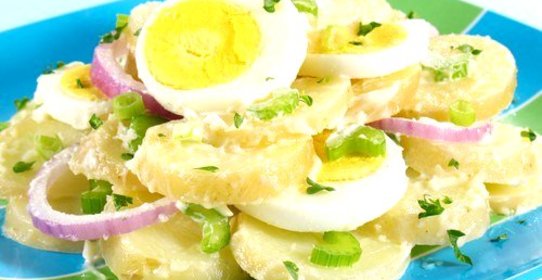 Картофельный салат с зеленью и сливочным соусом