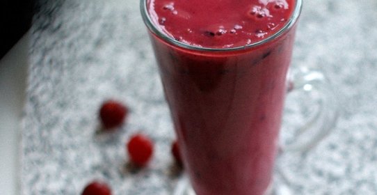 Смузи из свежих ягод с зеленым чаем