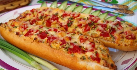 Запечённый багет с колбасой и помидорами