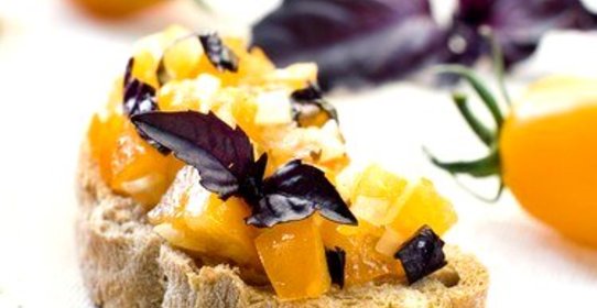 Брускетта с желтыми черри и травами