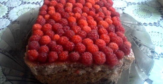 Бисквитный пирог с малиной