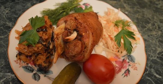 Запеченная рулька с капустой