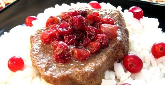 Говядина, жаренная с клюквой