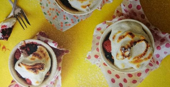 Запеченые ягоды с бисквитом и меренгой