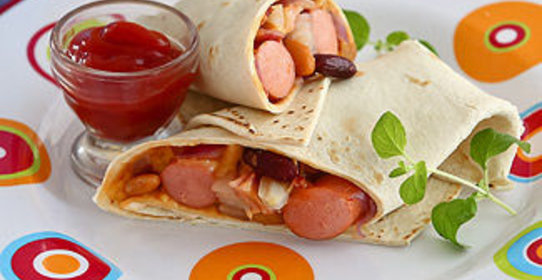 Сосиски с фасолью на тортилье в мультиварке