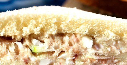 Сэндвичи на белом хлебе с форшмаком и яблоком