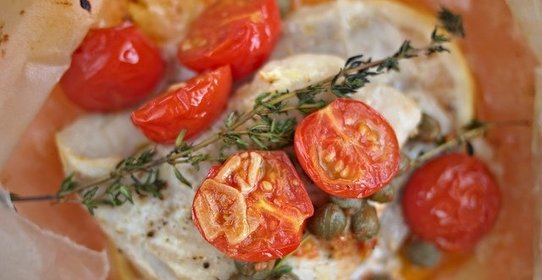 Белая рыба в конверте с каперсами