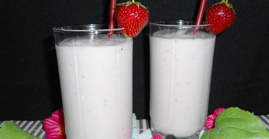 Коктейль молочный с клубникой