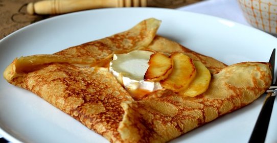 Французские блинчики с яблоком, соленой карамелью и козьим сыром