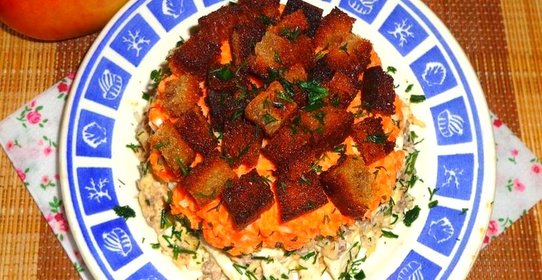 Салат с гусиной печенью и сухариками