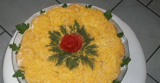 Рыбный салат с крекерами