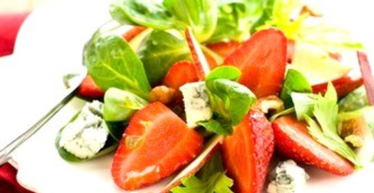 Салат из шпината, клубники и голубого сыра с малиновым винегретом