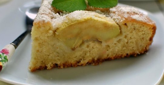 Кокосовая шарлотка с яблоками