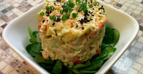 Салат из авокадо и крабового мяса