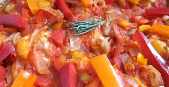 Курица в соусе из помидоров и перцев