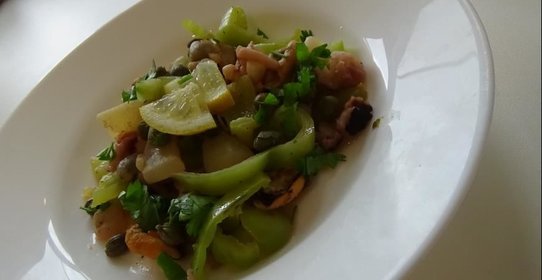 Морской коктейль с болгарским перцем и каперсами