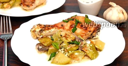Курица запечённая с кабачками, зелёным луком и грибами