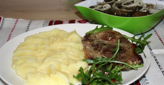 Свинина запеченная в чесночном маринаде