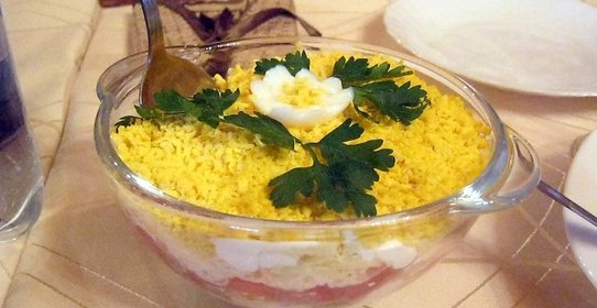 Салат с консервированным тунцом