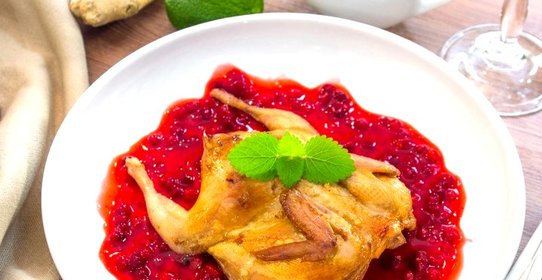 Перепела, маринованные в имбире с брусничным соусом