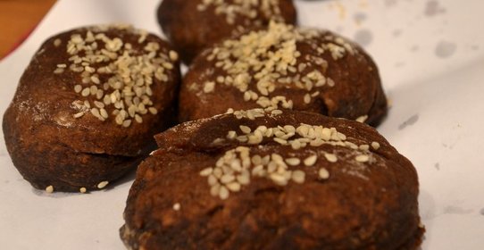 Банановые булки с кэробом и кунжутом