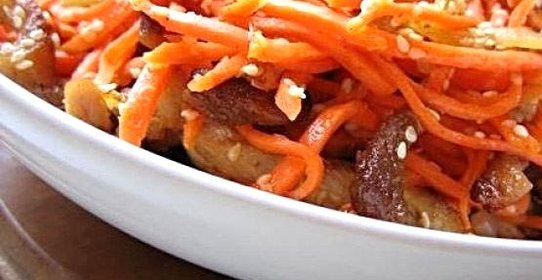 Салат с картофелем, копченым мясом и морковью по‑корейски