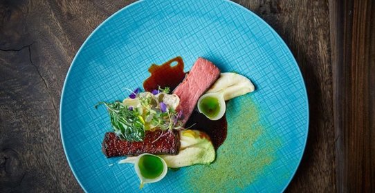 Говядина на пюре из петрушки с соусом из сморчков