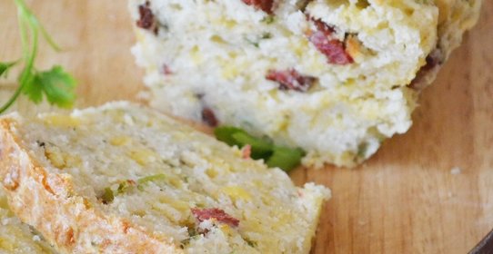 Хлеб с копченым беконом и сыром чеддер