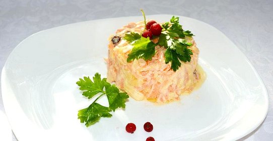 Салат из сырой моркови с сыром