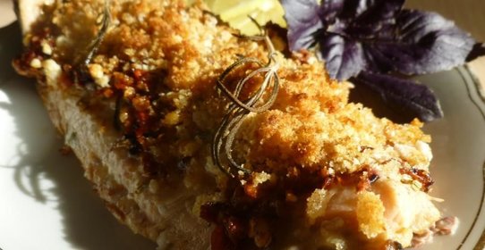 Горбуша в панировке из вяленых томатов и базилика