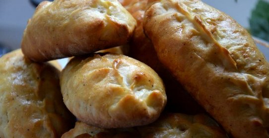 Домашние пирожки с рисом вареными яйцами и зеленью