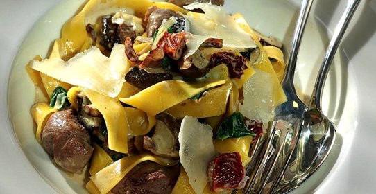 Шафрановые паппарделле с грибами шиитаке, вялеными томатами, шпинатом и уткой