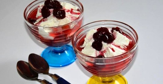 Десерт с киселем и мороженым