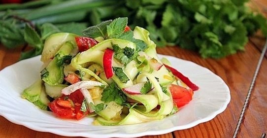 Салат к шашлыку из молодых кабачков