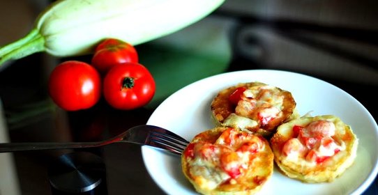 Кабачки, запеченные с чесноком и помидорами