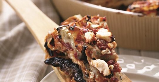 Слоеный пирог из лаваша с баклажанами и брынзой