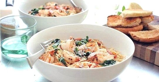 Паста с креветками, помидорами, лимоном и шпинатом