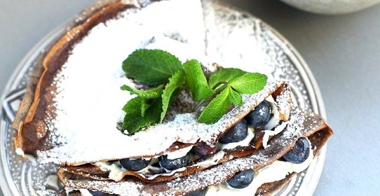 Блины из черемуховой муки с маскарпоне и голубикой