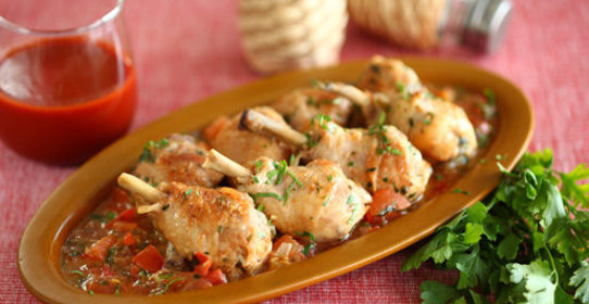 Курица, тушеная в винном соусе