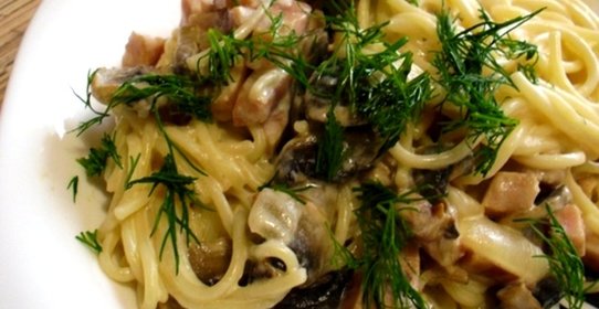 Паста с ветчиной и грибами в сливочном соусе